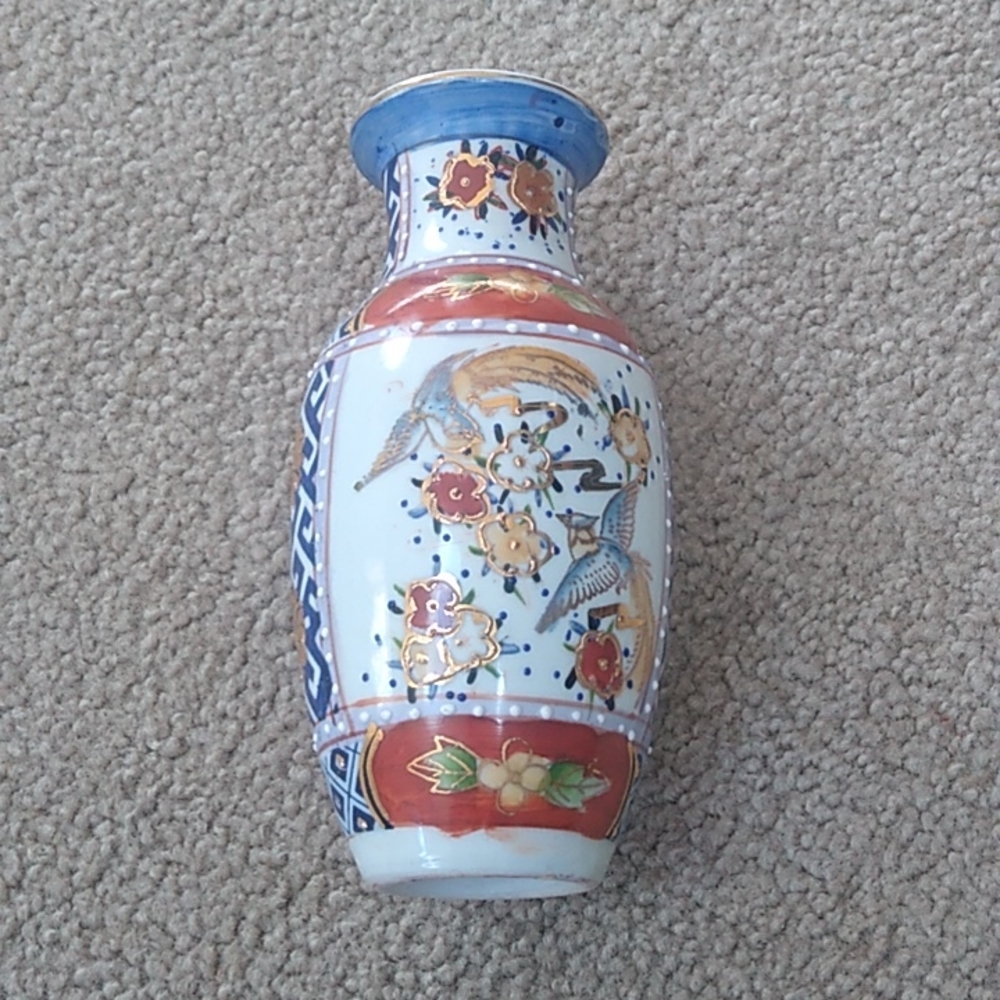 Vintage Chinese Vase close to 7" hand painted beautiful piece no damage